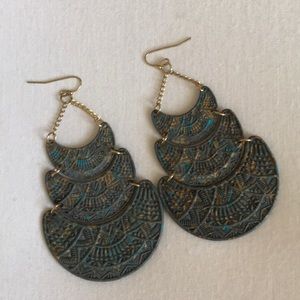 Gorgeous 3 tiered earrings. Worn maybe twice.